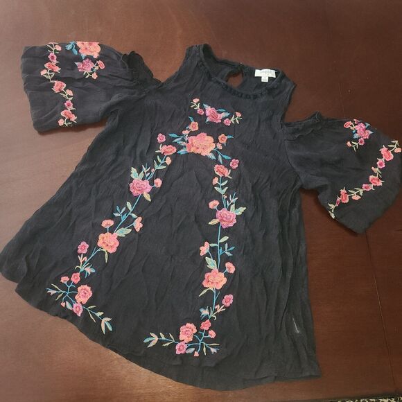 Umgee + Boutique Womens Black Floral embroidered Cold Shoulder top Size Small - Picture 1 of 6